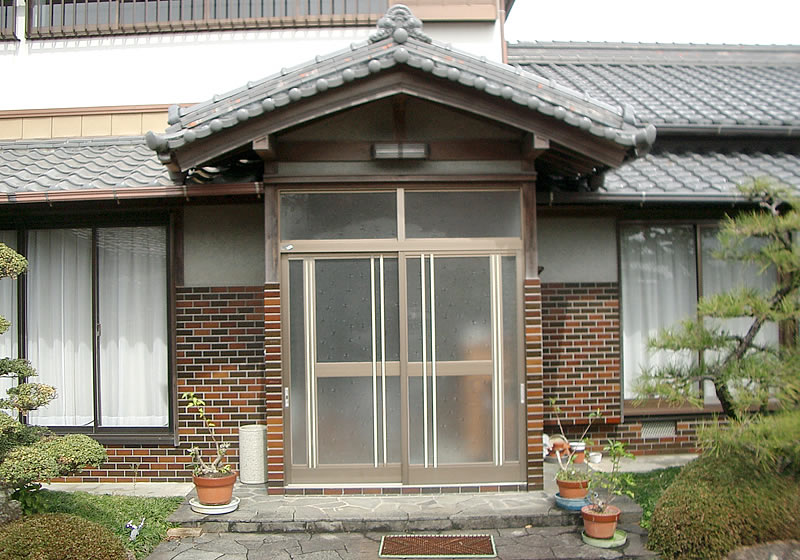 リノベーション　外観01　玄関ビフォー